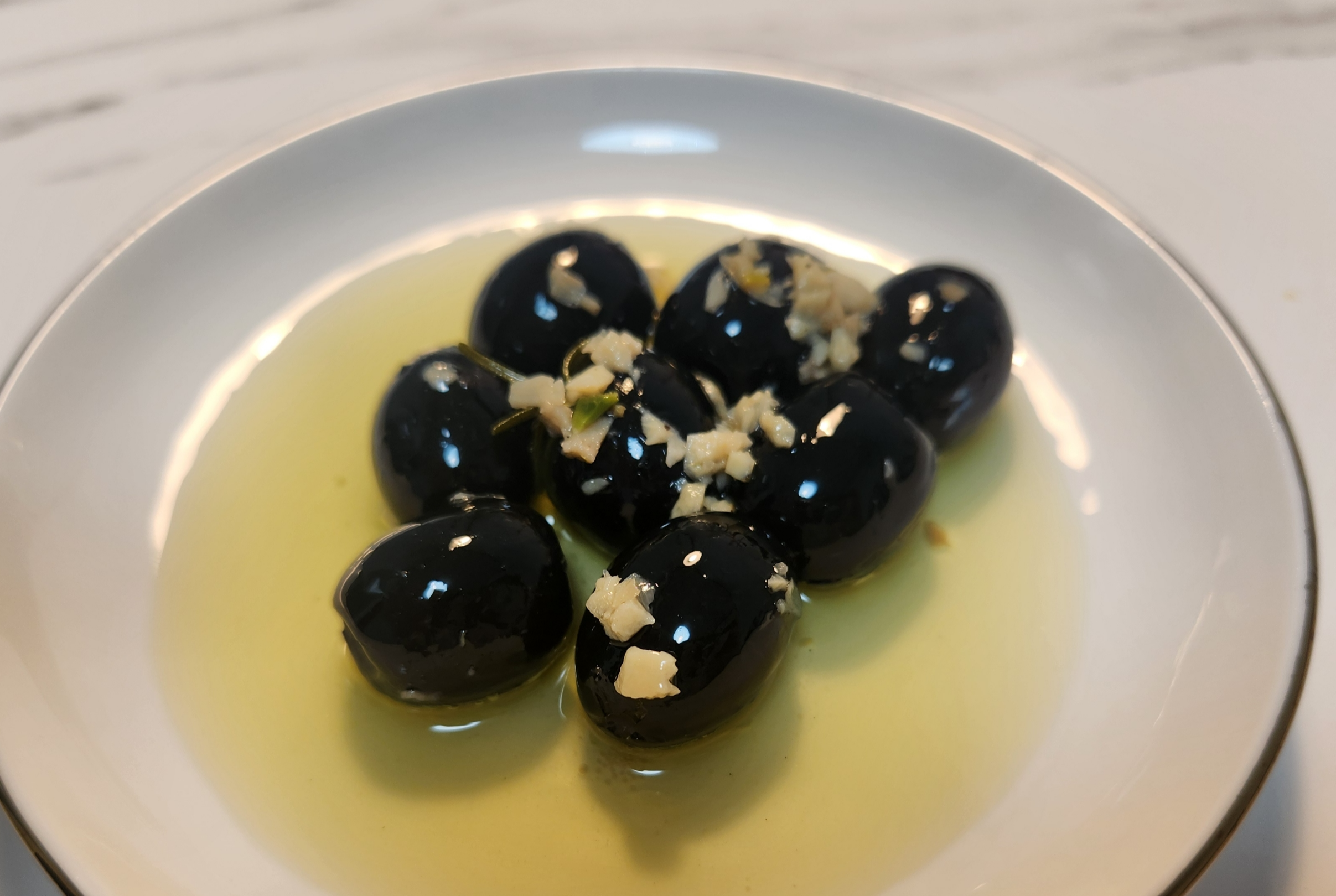 완성된 올리브 절임의 이미지