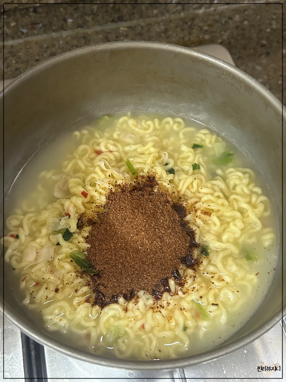 농심-마라짜파게티-냄비에-면이-끓고-있는-사진