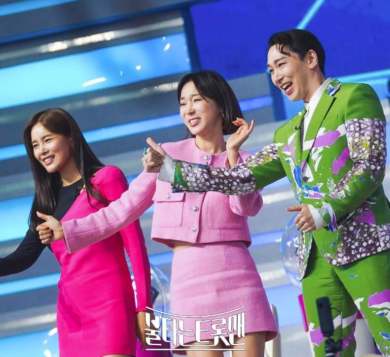 공연을 보고 즐거워하는 심사위원들