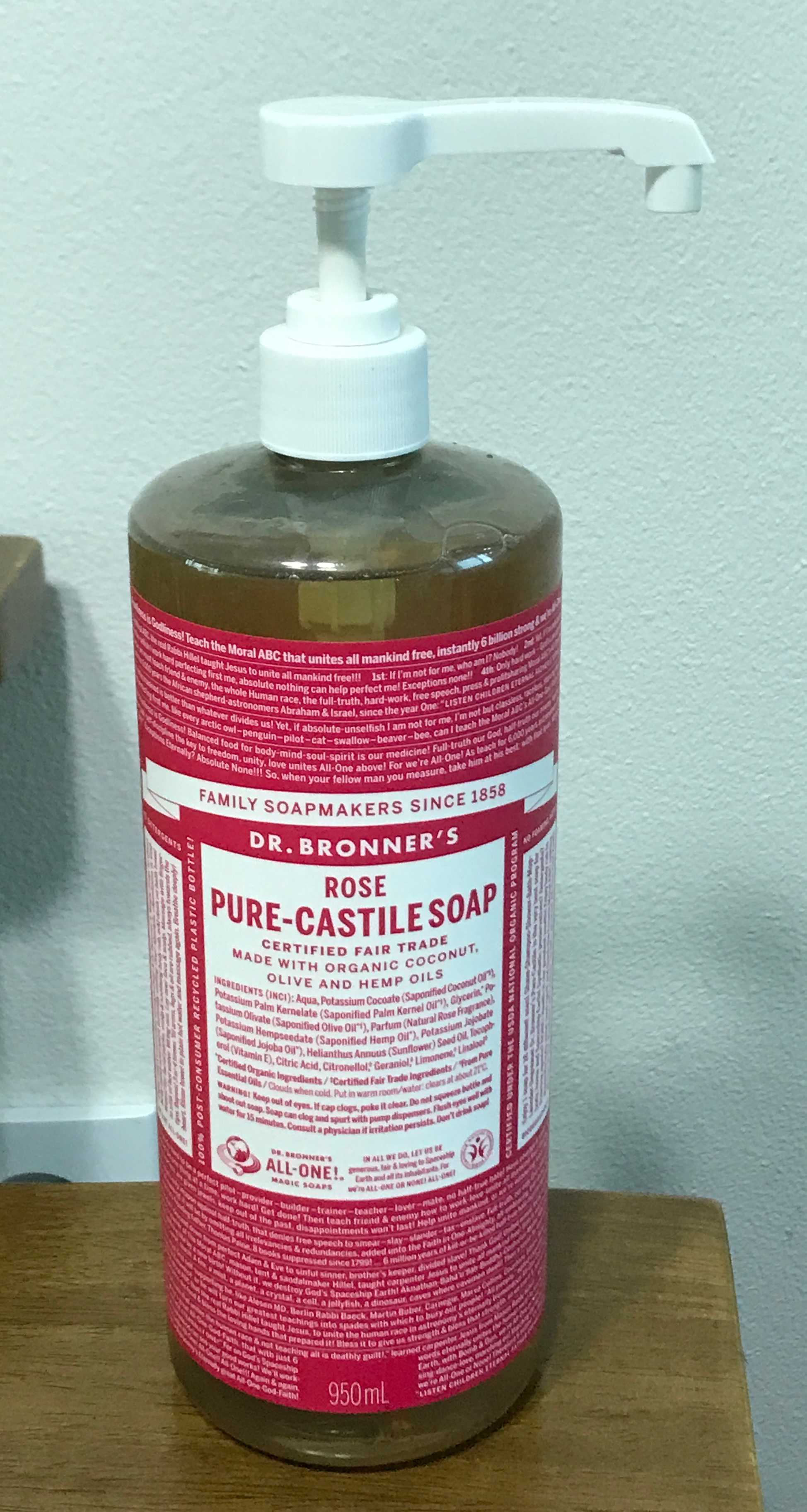 닥터브로너스 퓨어 캐스틸 솝 용기 입구에 펌프를 끼운 모습