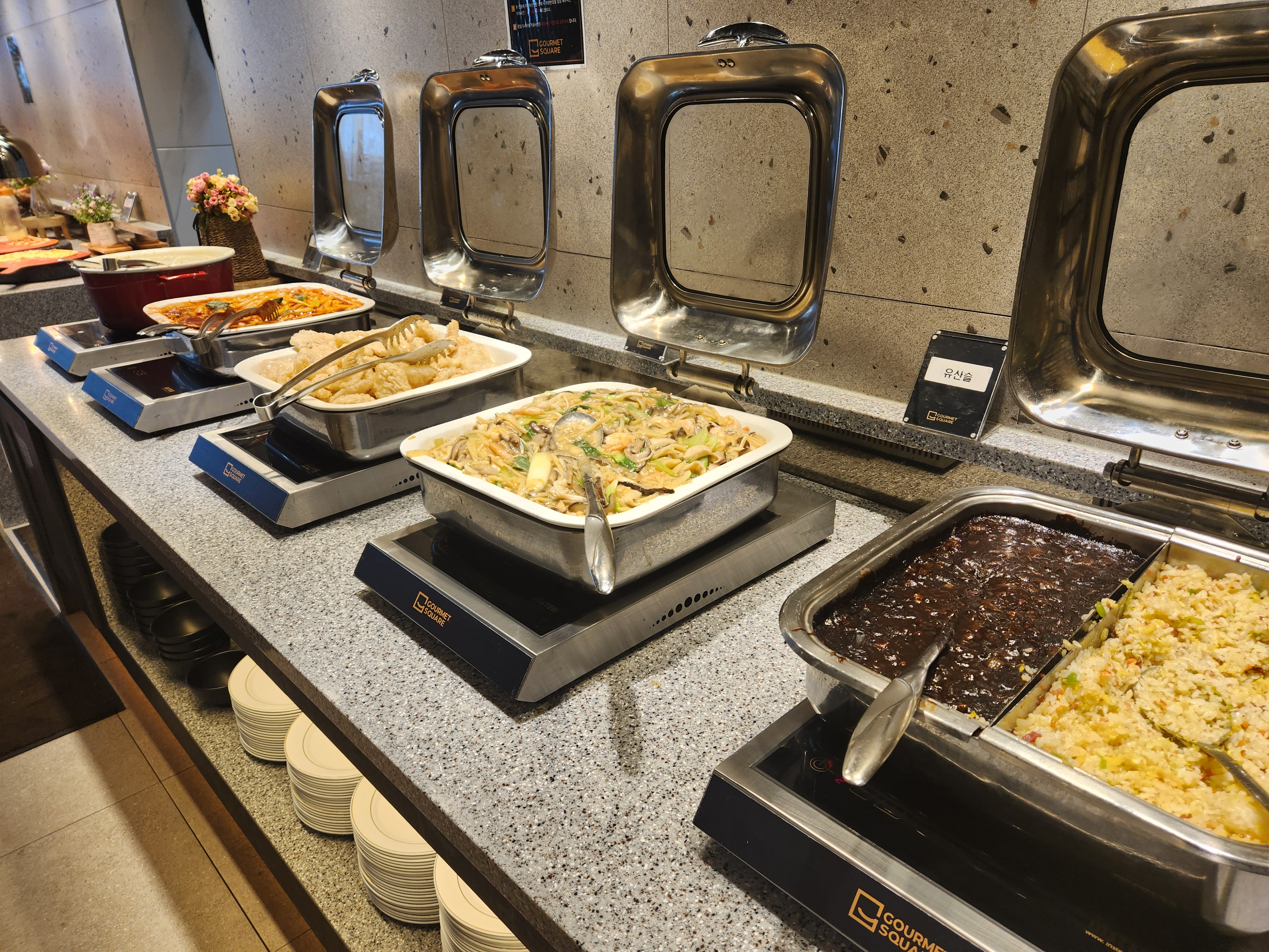 여러 종류의 뷔페 음식