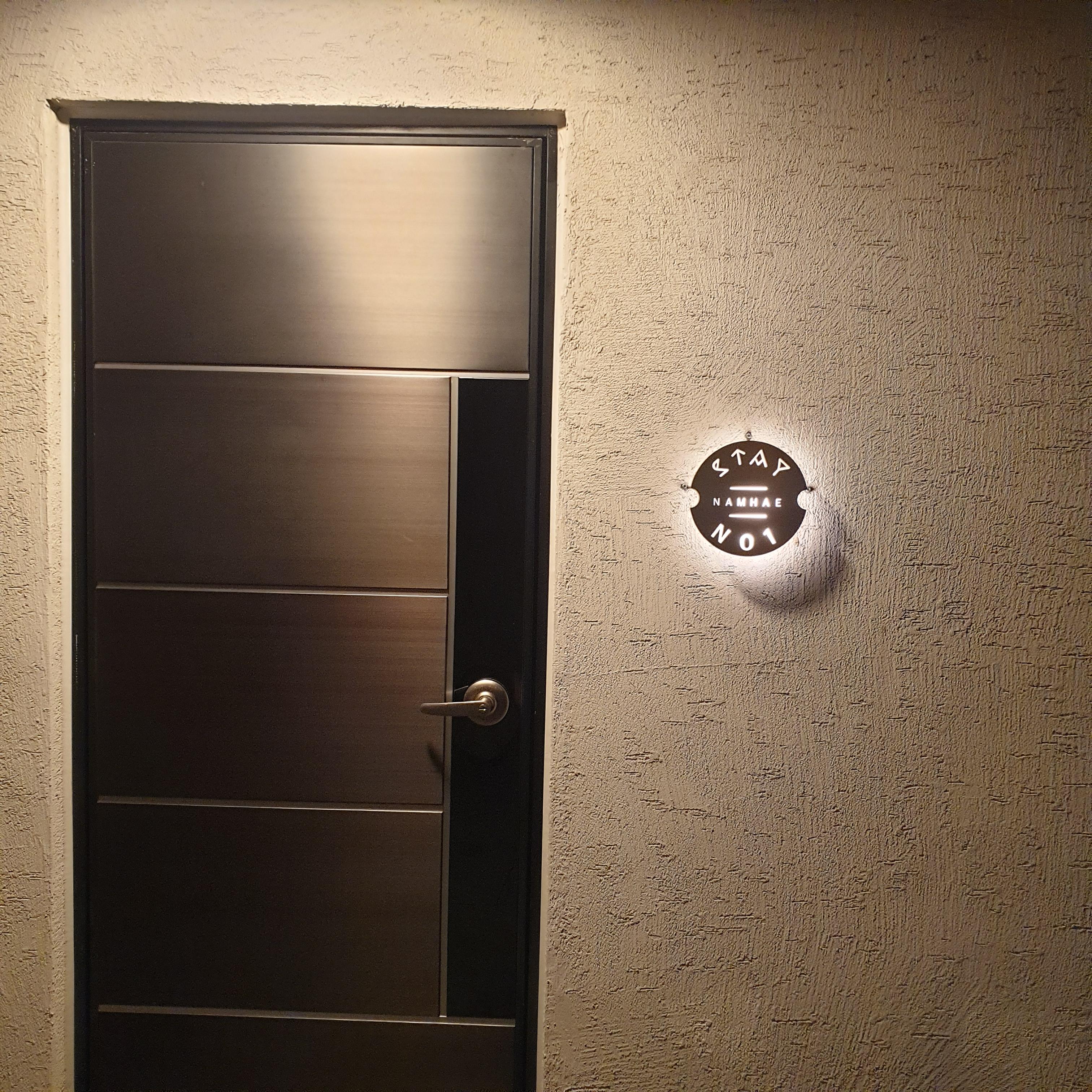 이쁜 숙소 출입문