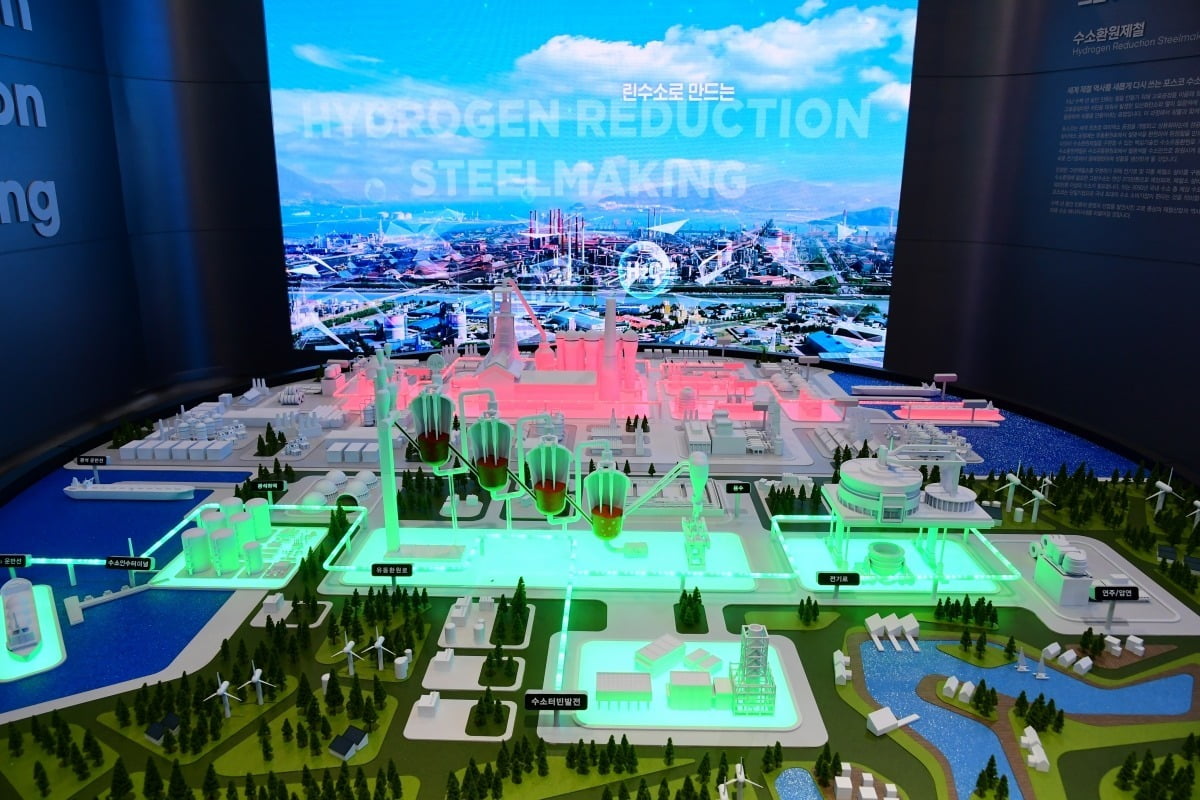 포스코의 수소환원제철 제철소 가상 모형.
