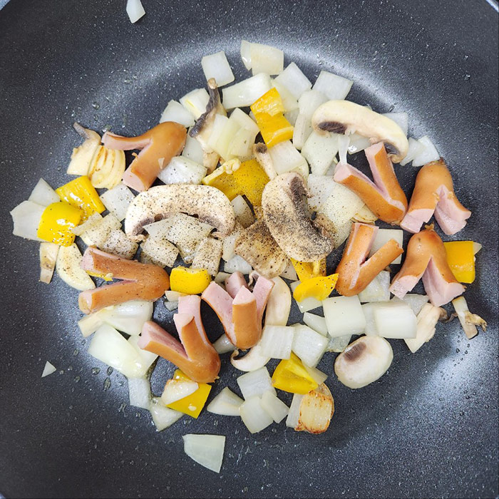 남은 야채 재료 볶기