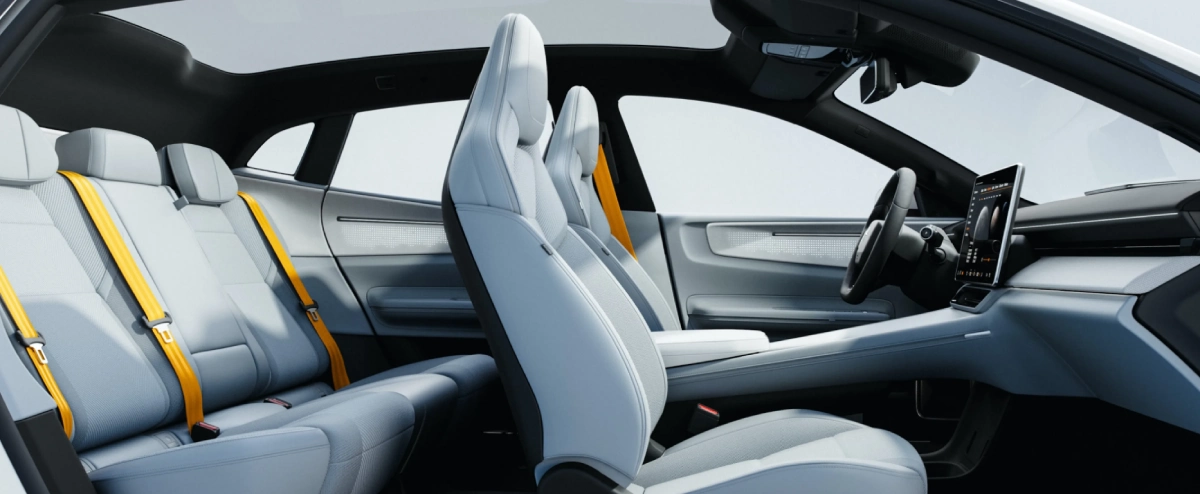 폴스타 4 실내 공간