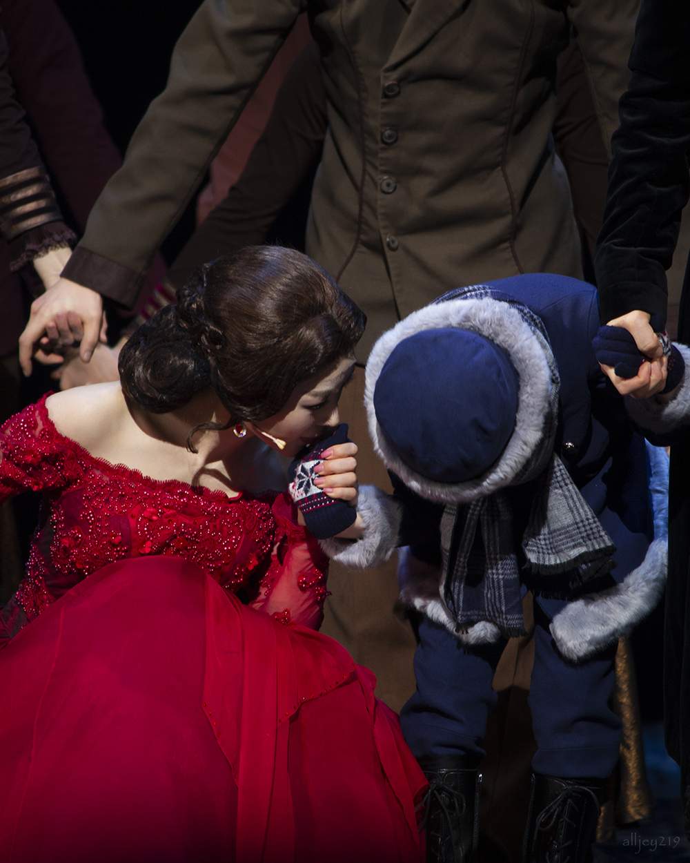 세료자 역 임소하 배우 장갑 낀 손등에 뽀뽀해주는 커튼콜 인사 타임의 안나 카레니나 역 이지혜 배우 2