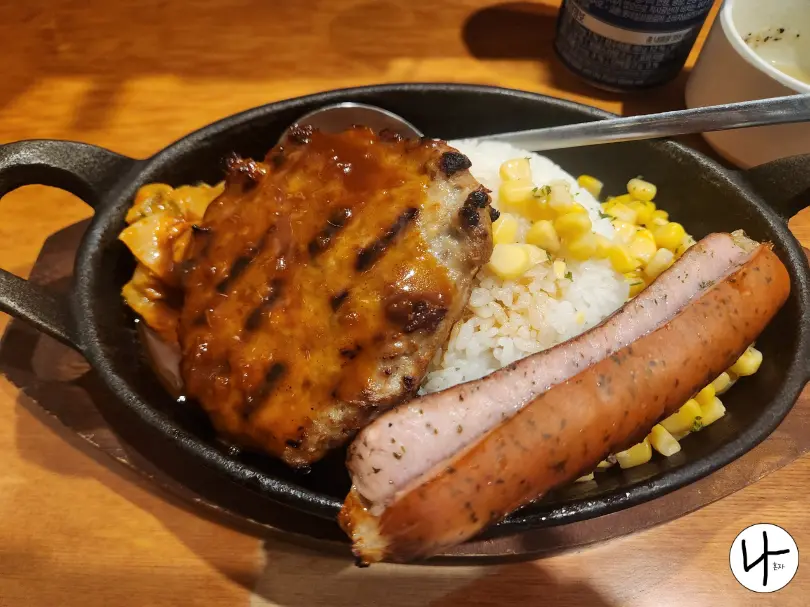 철판-위-올려진-함박스테이크덮밥과-소시지