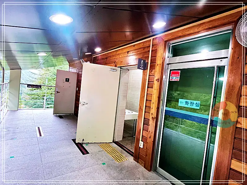 환선굴_화장실-왼쪽-남자-오른쪽-여자