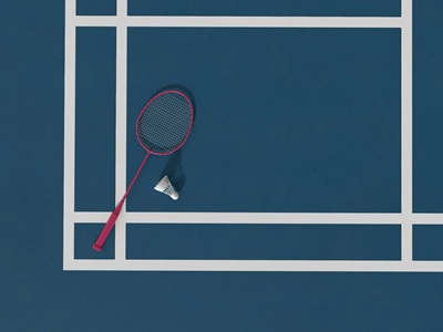 코트위에 놓여있는 배드민턴 라켓과 셔틀콕, 그림
