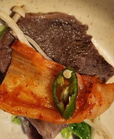 수육한입