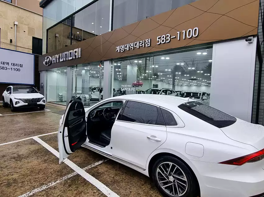 약속 장소인 현대자동차 계명대역 대리점에 도착했습니다.