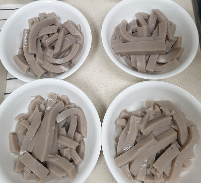 채 썰은 메밀묵 담은 그릇