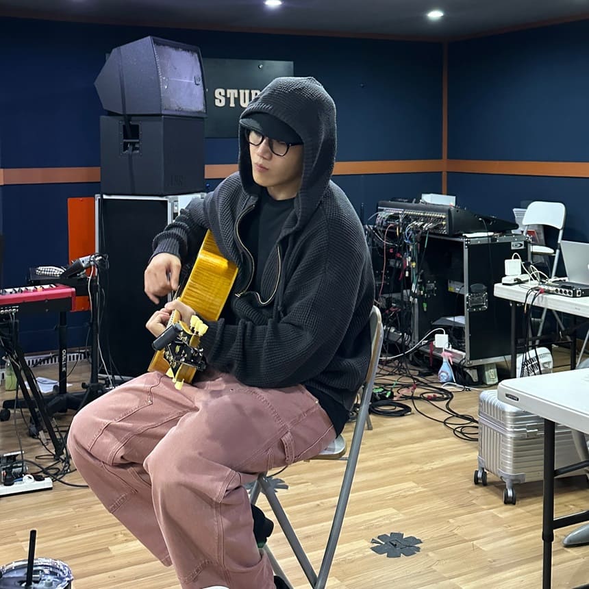 가수 김필 사진