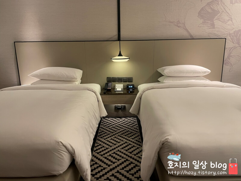 방콕 코트야드 메리어트 에어포트 디럭스룸 침대