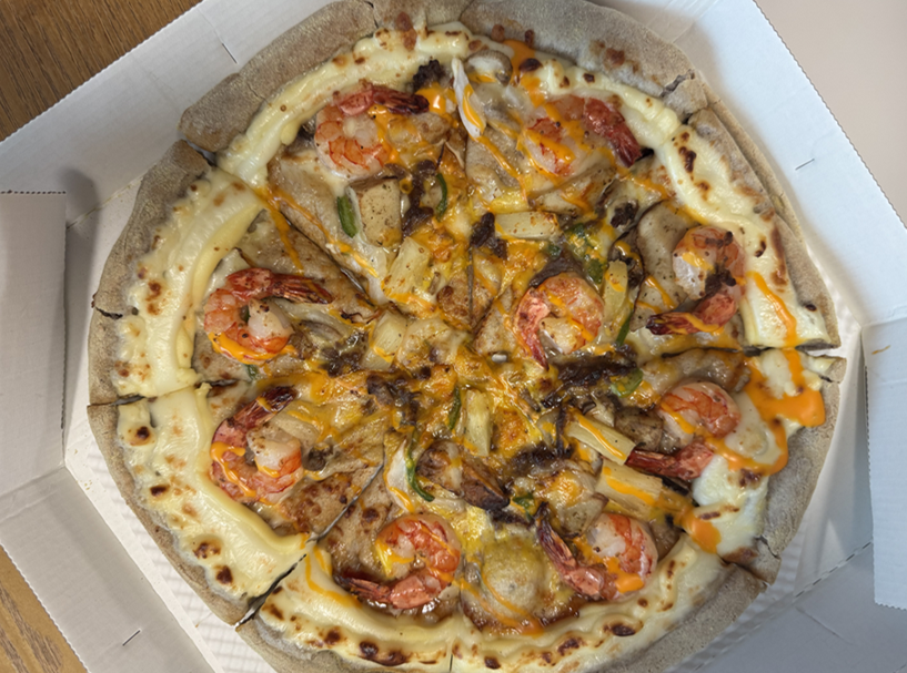 도미노피자 블랙타이거 슈림프 포장 사진&amp;#44; 트리플 치즈 버스트 엣지와 하이 프로틴 도우 추가