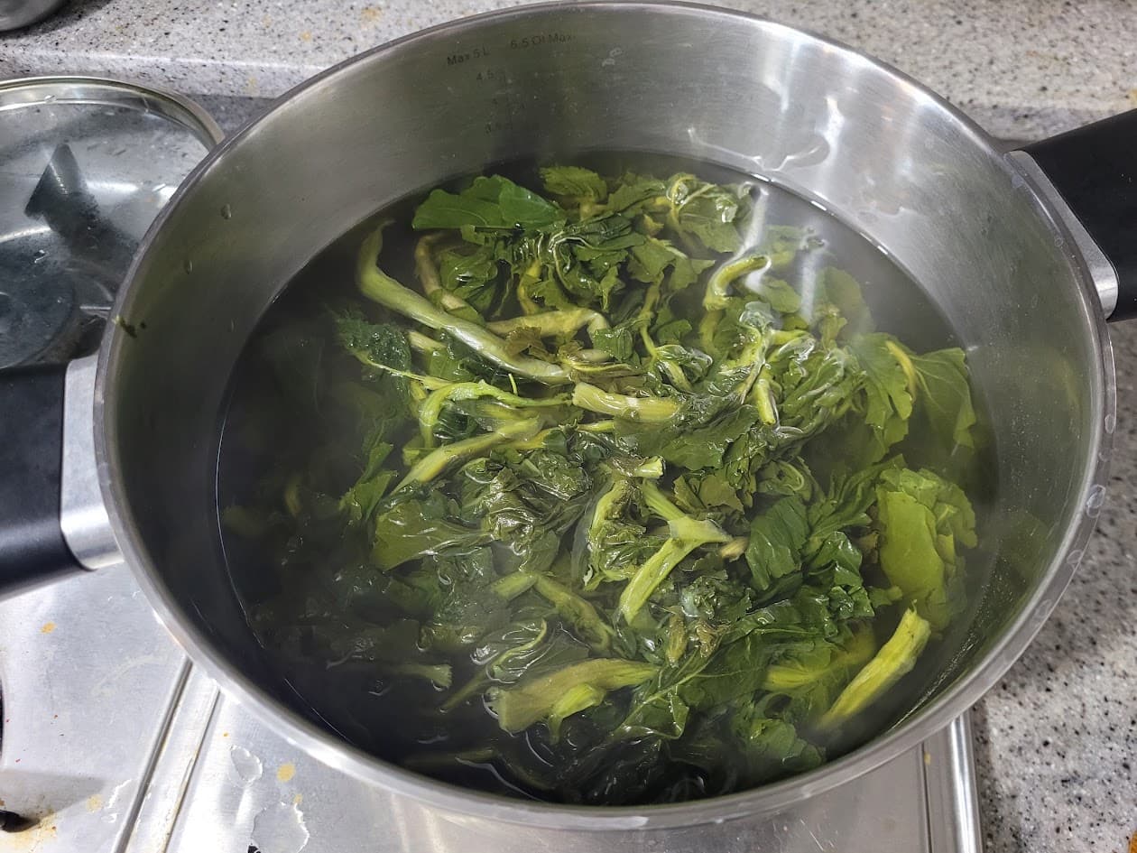 시래기 데치는 중