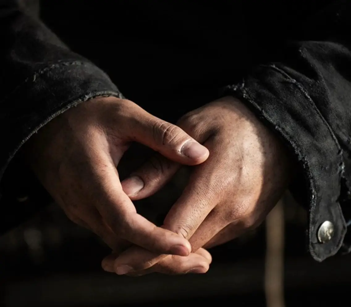 임영웅-검은 쟈켓 속에서 나온 두손