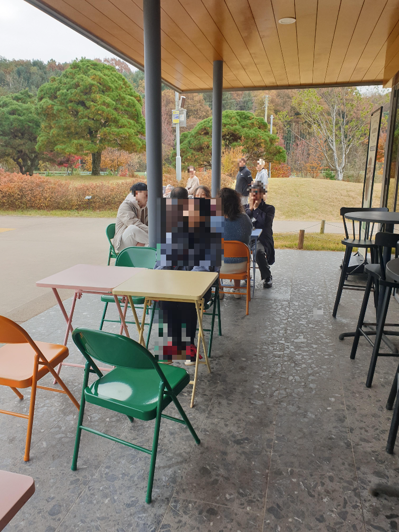 다양한 컬러로 변한 자연 속에서 음료를 즐길 수 있는 외부 좌석