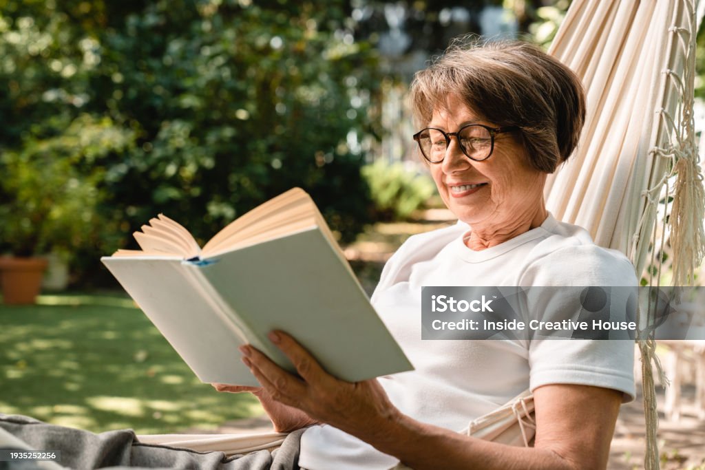 책 읽고 있는 안경 쓴 할머니 사진