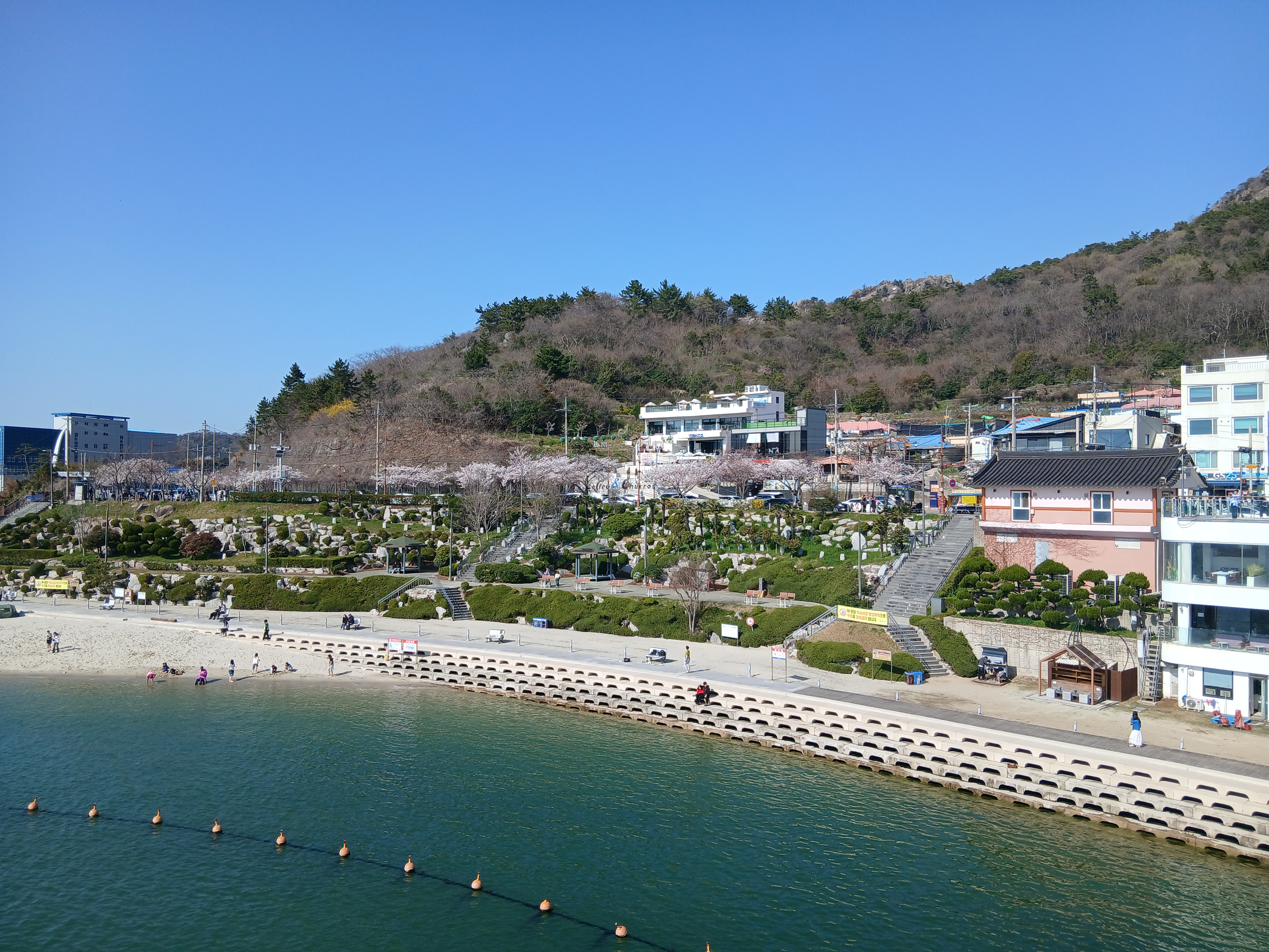 목포 스카이워크에서 내려다본 유달유원지 전경과 해변 산책로 모습