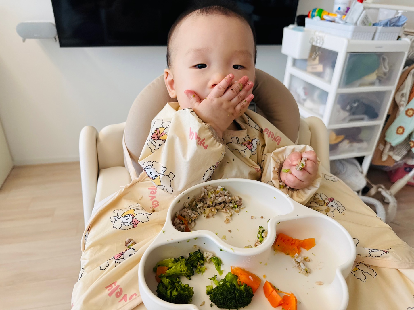 손에 밥을 쥐고 입을 가린 채 웃는 찬솔이의 식사 시간