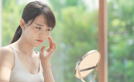 피부 고민이 있는 여성.