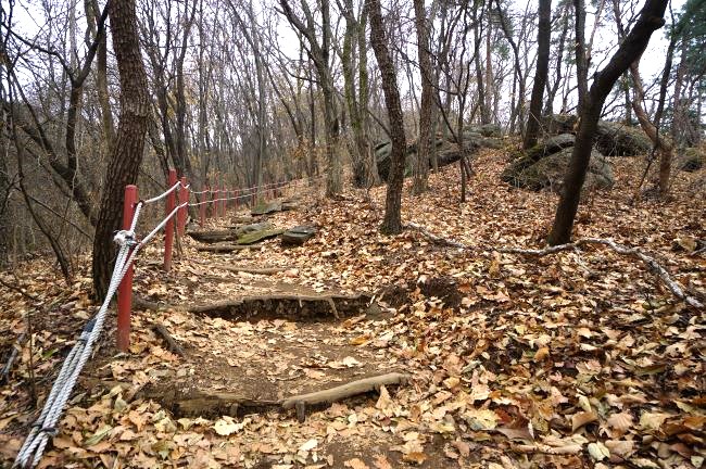 세 장의 사진은 오르막 급경사 로프난간길, 수북한 낙엽이 계단을 덮어 버려 잘 안보임,
