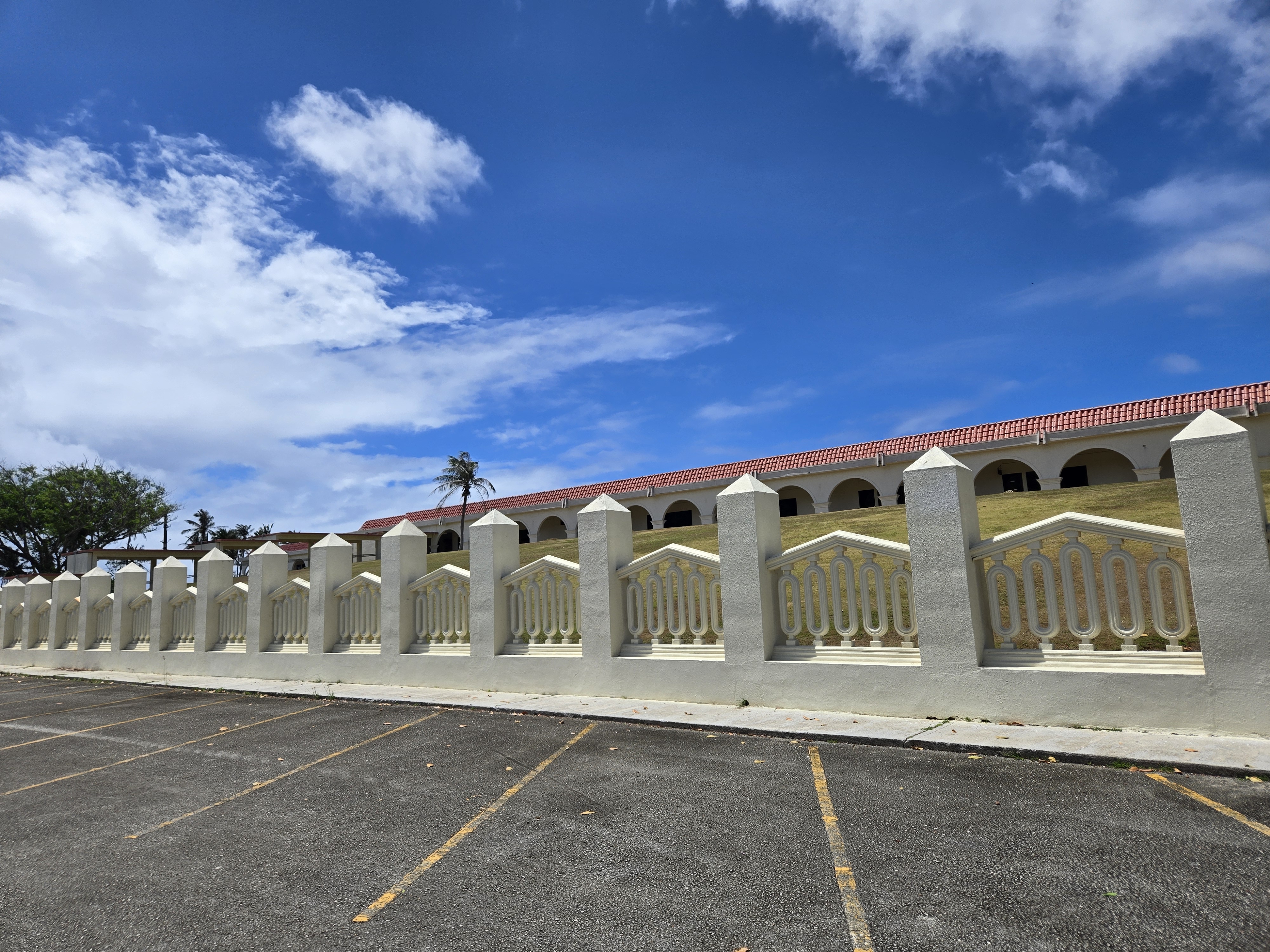 괌 정부청사 주차장