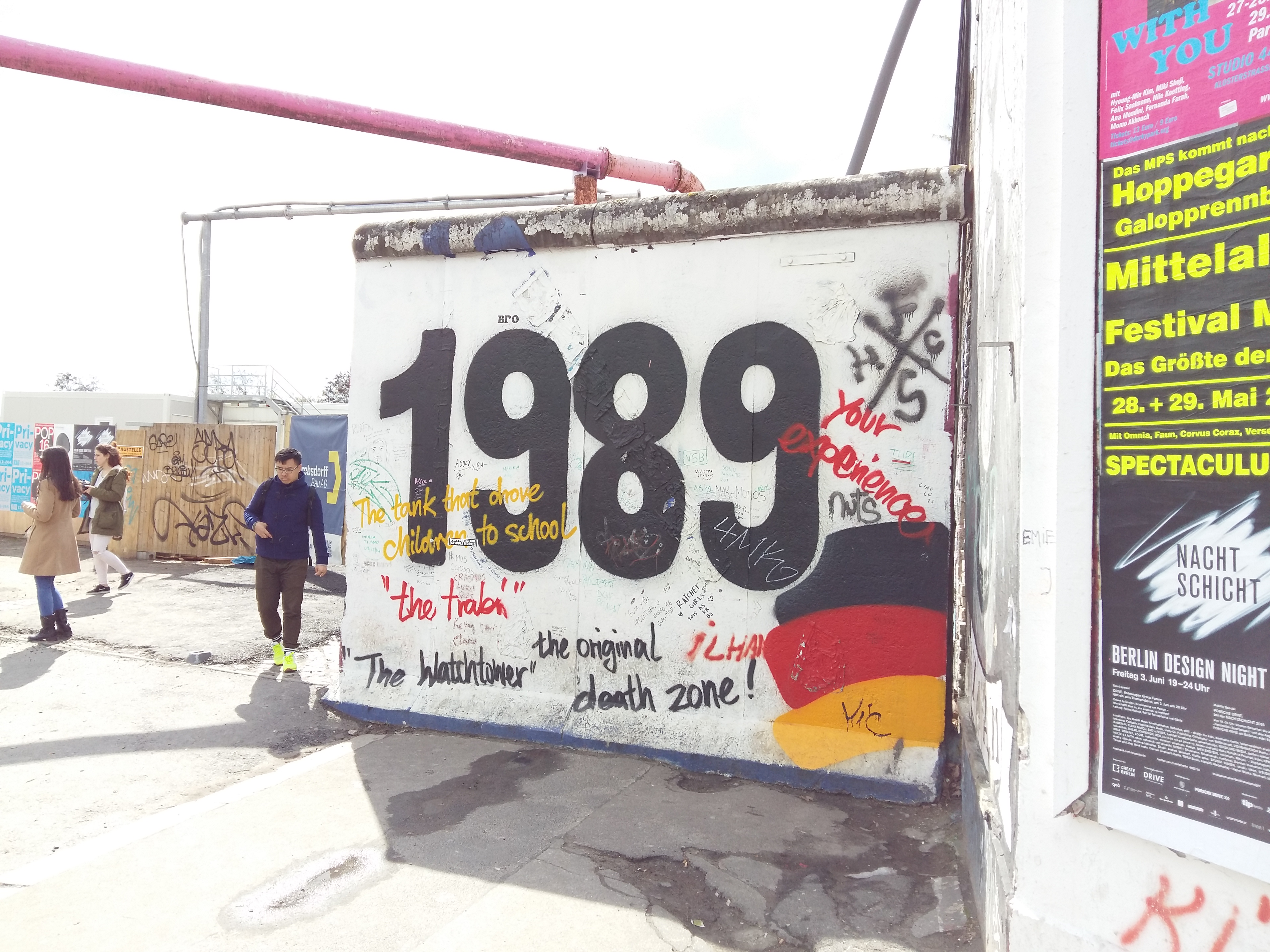 독일 베를린 장벽과 이스트 사이드 갤러리의 독일 깃발