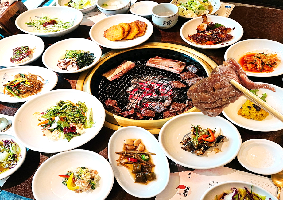 테이블을 가득 메운 가보정의 명품 반찬들