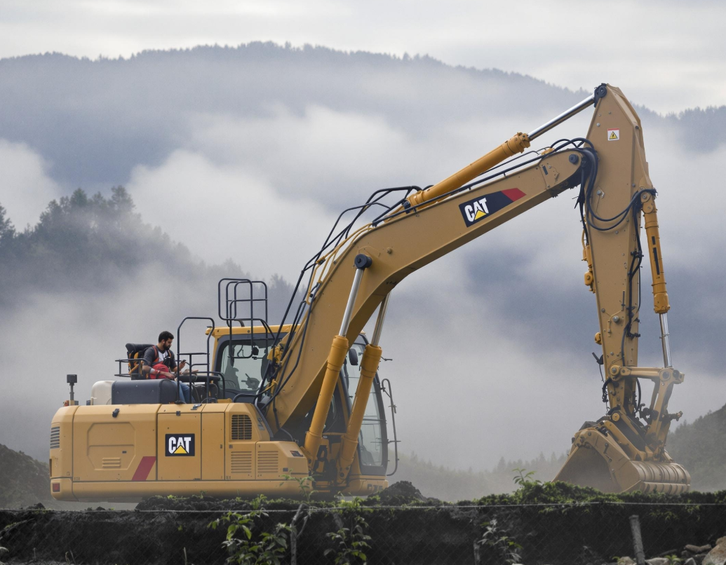 작업중인 포크레인 기사