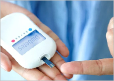 혈당측정을 하고 있는 사람들 이미지