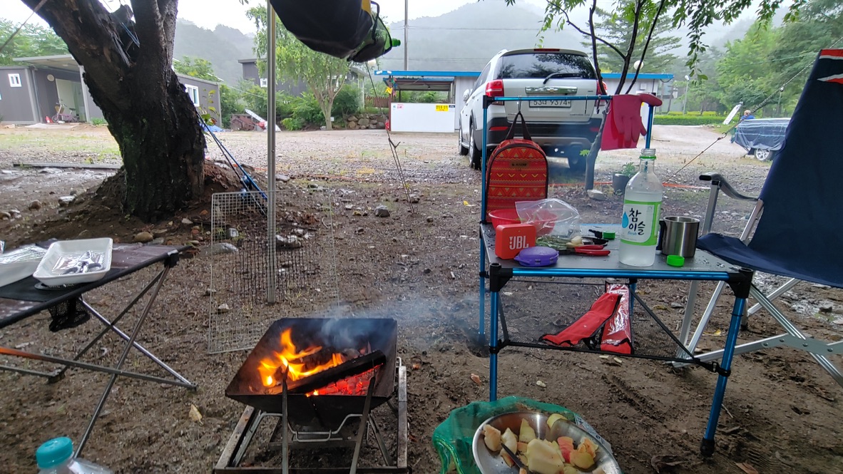 캠핑장에서 불멍하는 모습