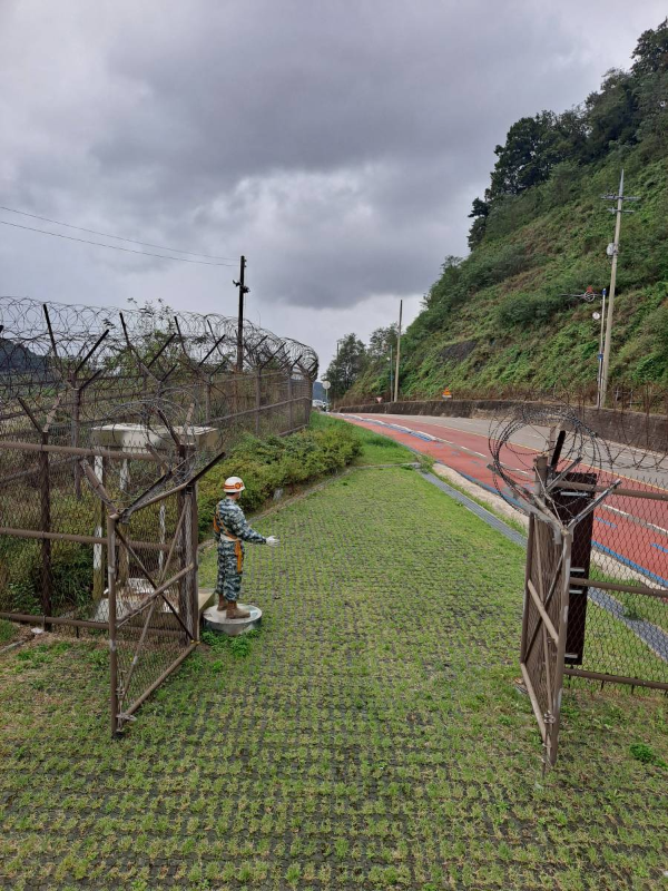 기념공원 앞 출입문
