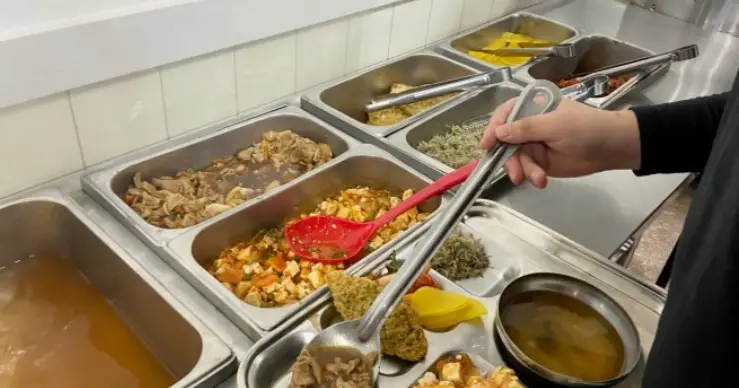 재수학원- 식판에 반찬을 담고있는 국자들