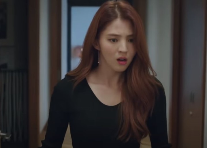 여다경을 연기하는 한소희 배우의 모습