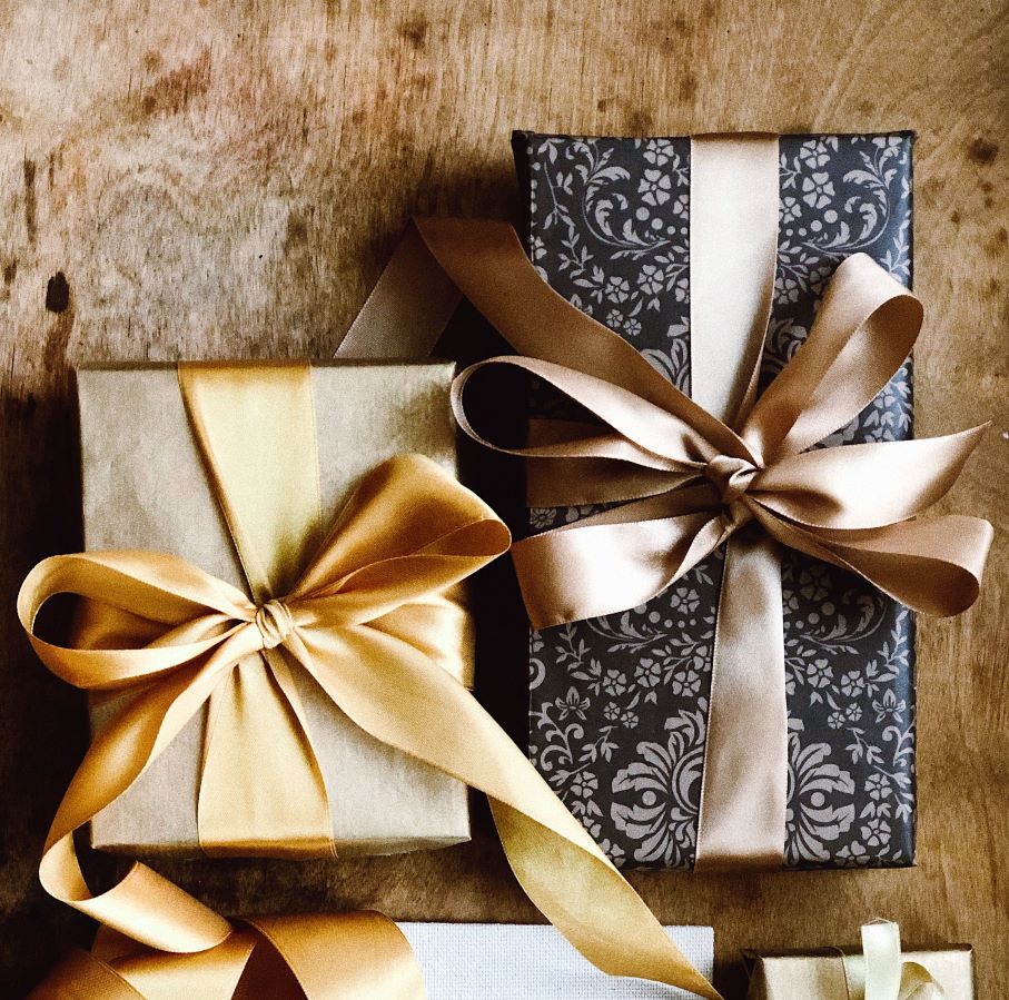 실크 포장지로 포장한 선물 세트