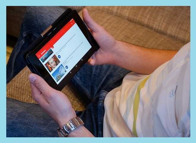 패드로-유튜브-보는-사람