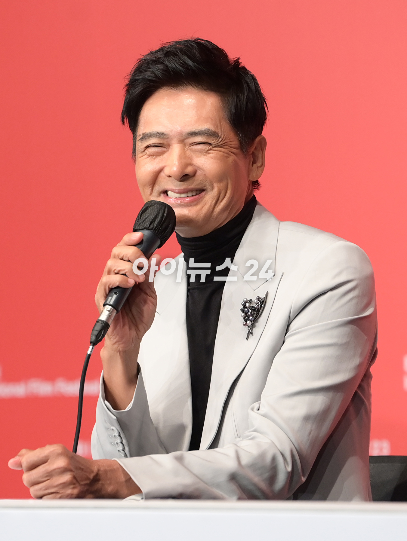 배우 주윤발(저우룬파)이&nbsp;5일 오후 부산광역시 해운대구 우동 KNN타워에서 진행된 제28회 부산국제영화제 공식 기자회견에 참석해 포토타임을 갖고 있다. [사진=정소희 기자]