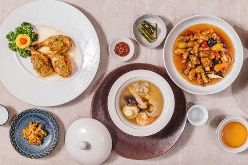 몇개의 음식이 테이블에 있음