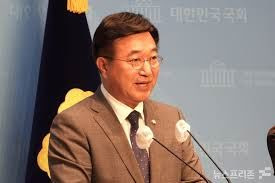 윤호중 행안부 장관 프로필 나이 고향 학력 경력 가족 논란 (장윤기 사건 사과 및 스타벅스 탱크데이 이슈 핵심 정리)