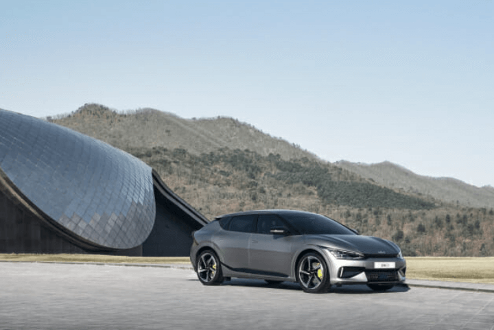 고급스러운 자동차가 공원에 주차되어 있는 모습