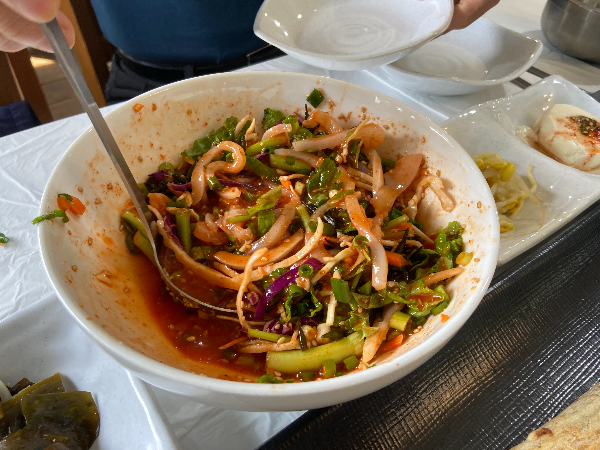 한치 물회가 3명이서 2~3접시씩 먹을 정도로 양이 충분하다.