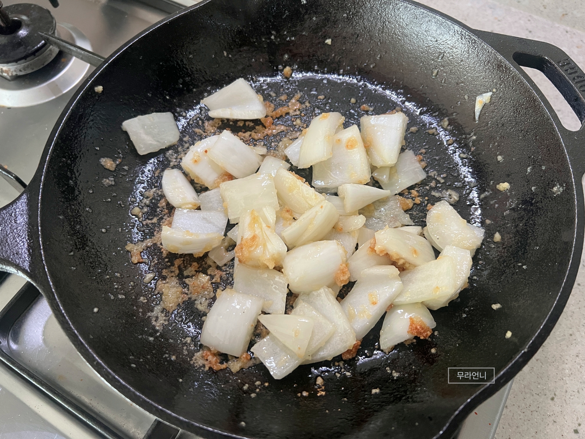 기름 부족하면 더 넣기