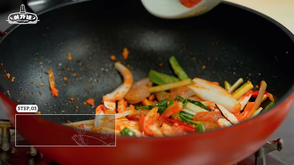 채 썬 재료와 라면 스프를 넣고 볶는 장면