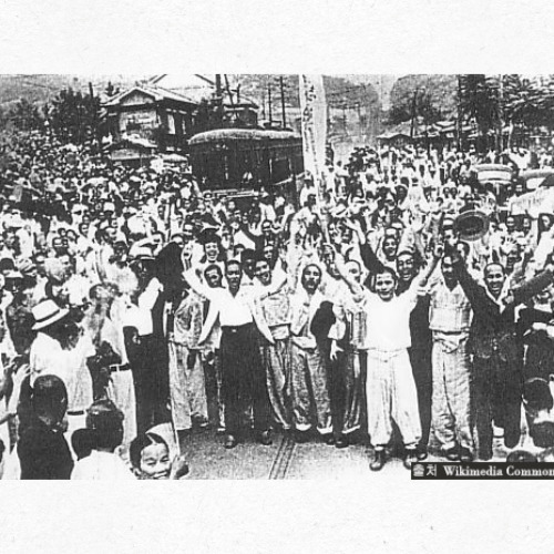 전통과 현대 인물이 함께한 광복절 기념 이미지