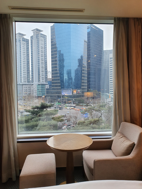 창문앞-쇼파와-테이블