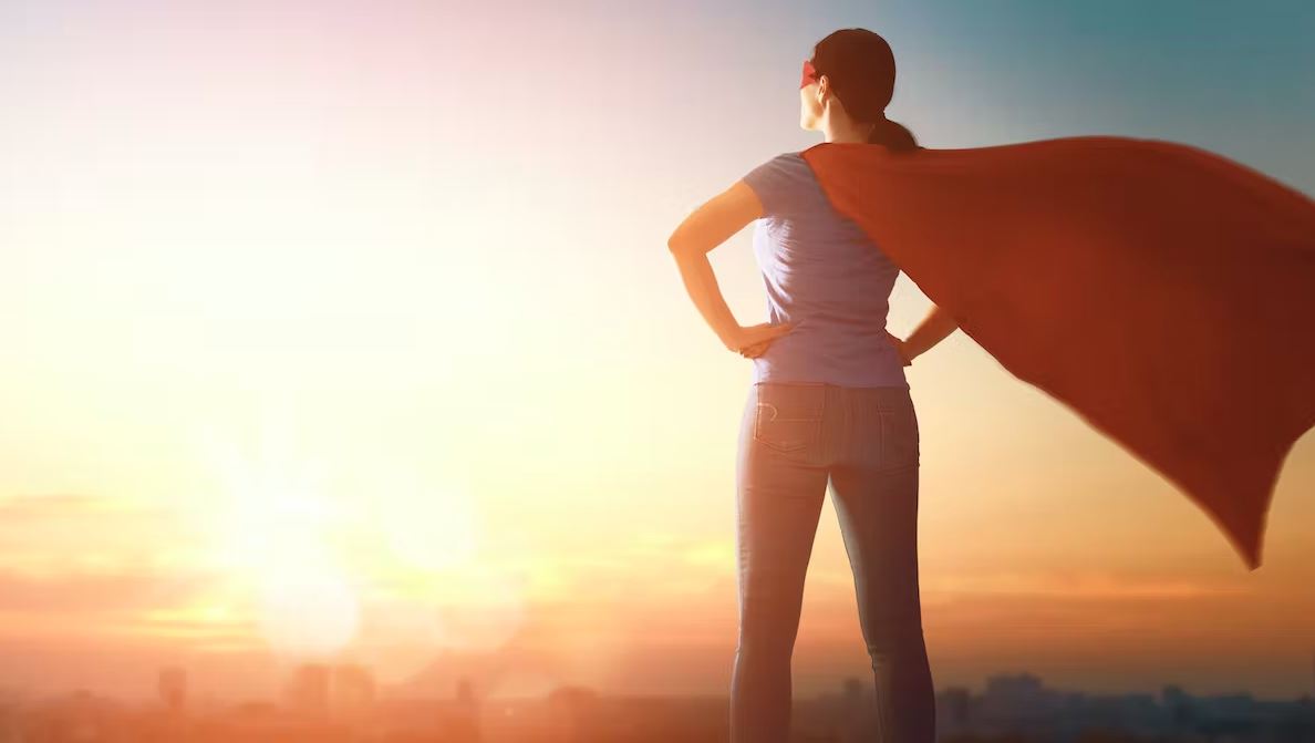 허리에 손올리고 있는 여자의 모습