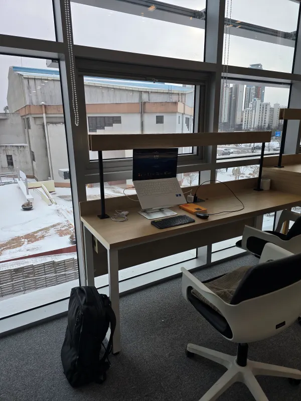 양평도서관-3층-미디어실-책상