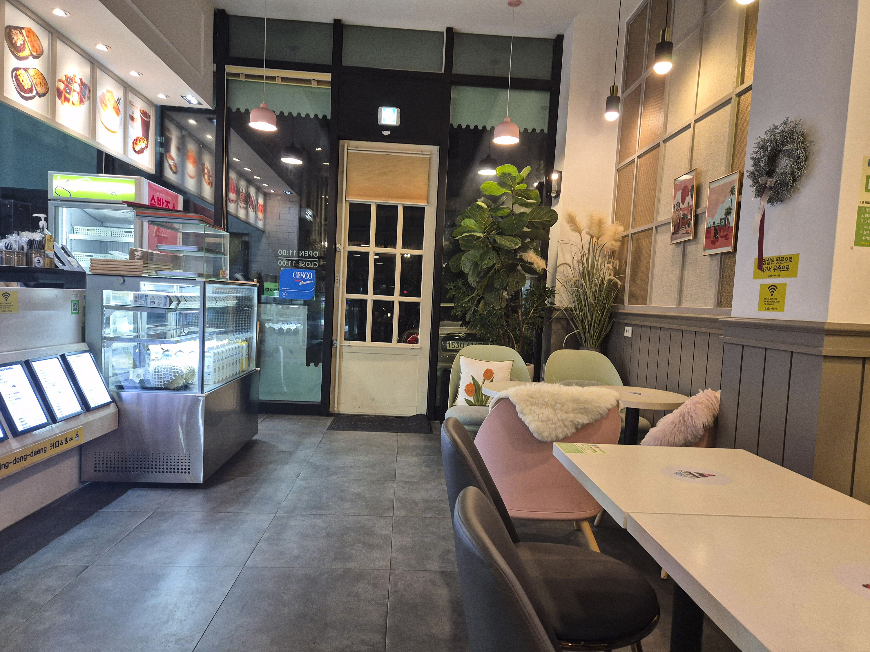 전체적으로 차분한 컬러톤이 돋보이는 내부 인테리어